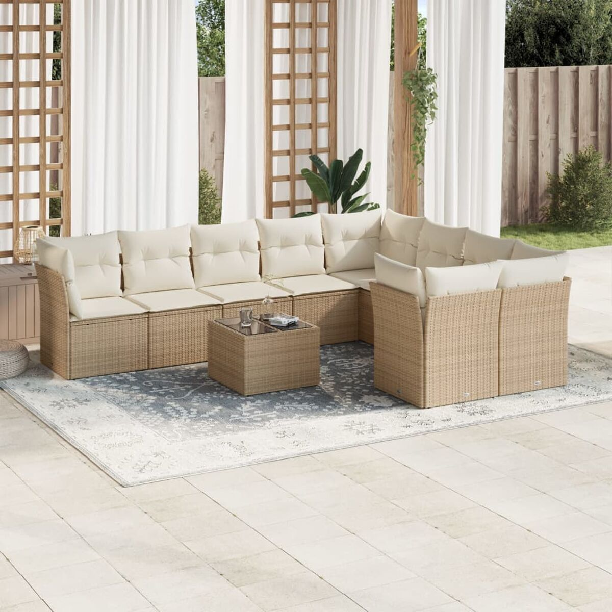 Ein beiges Ecksofa-Set aus Korbgeflecht mit einem Couchtisch, auf einem hellgrauen Teppich.
