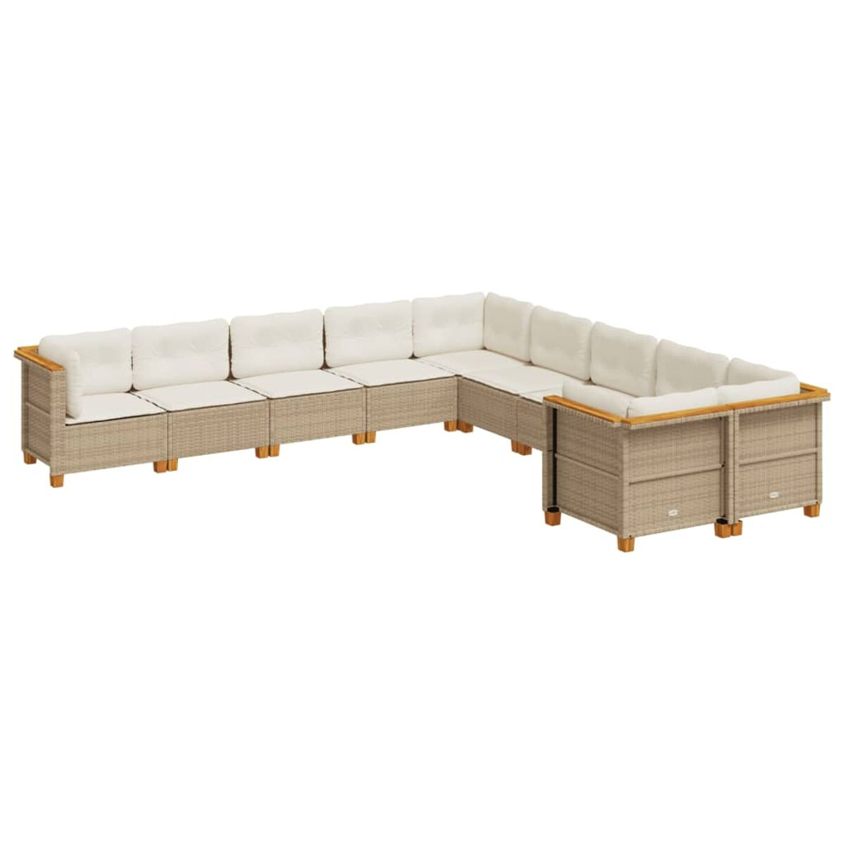 Divano angolare in rattan con cuscini bianchi. Sfondo: bianco.