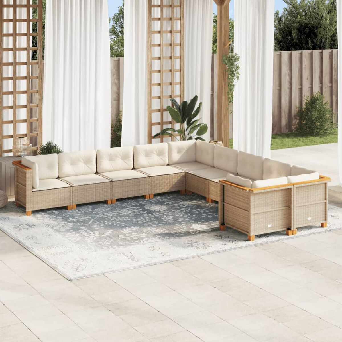 Divano angolare beige con cuscini color crema su un tappeto fantasia, ambientazione esterna con drappeggi e dettagli in legno.