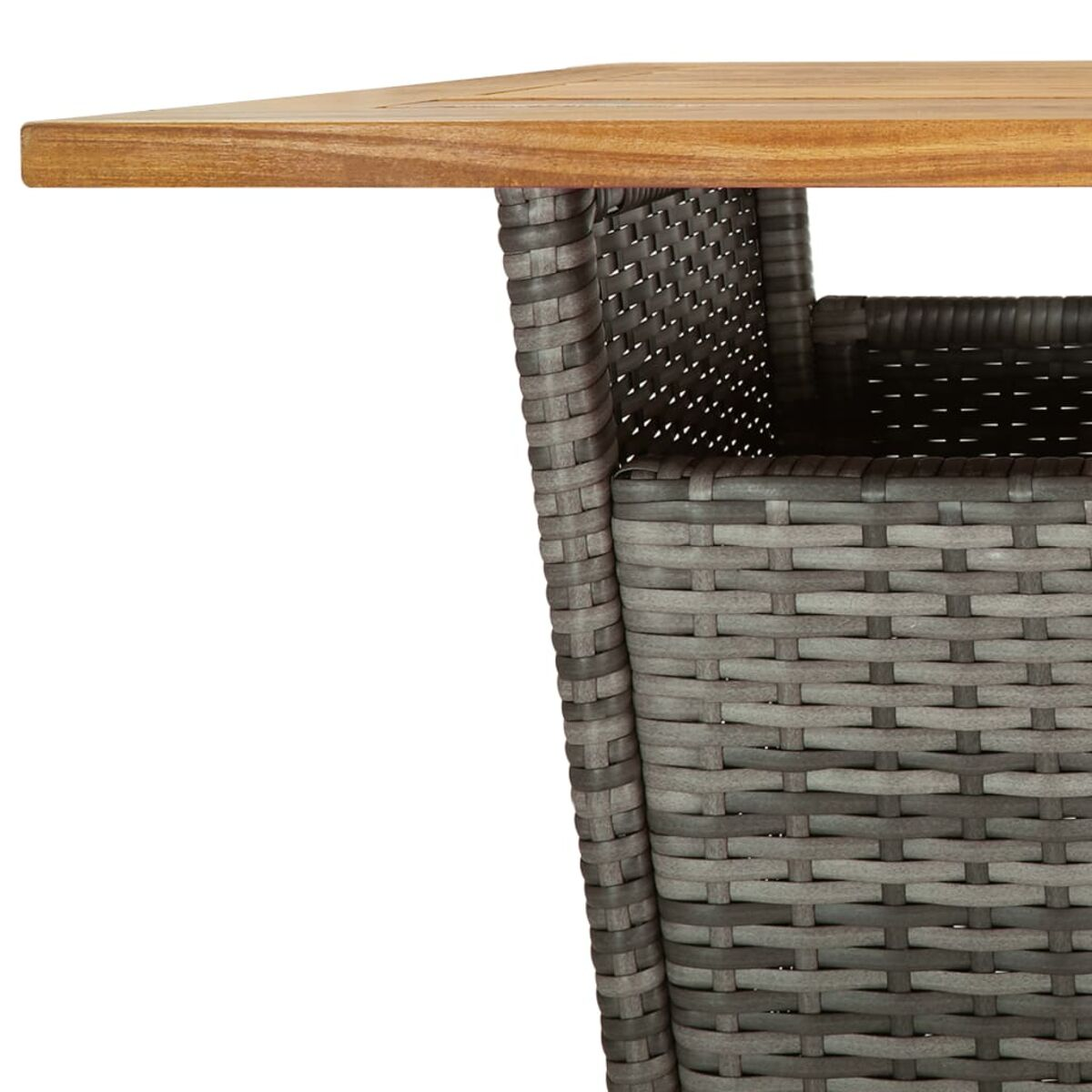 Primo piano dell'angolo di un tavolo di legno. Il tavolo ha un piano in legno e una base in vimini grigio intrecciato.