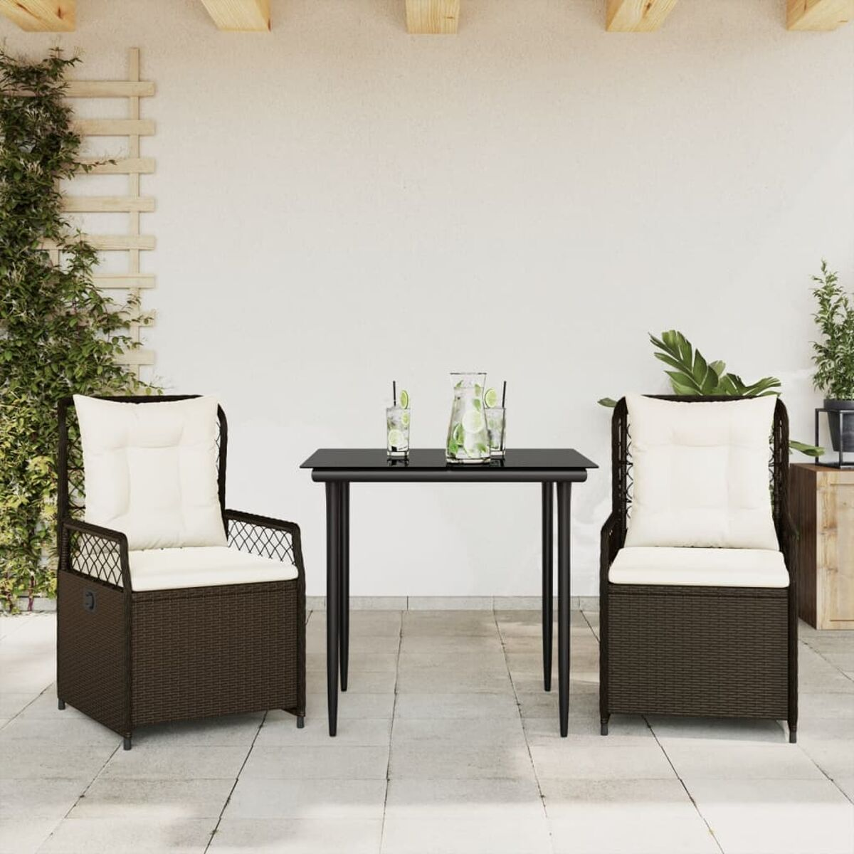 Set da pranzo per esterni con due sedie, un tavolo e bevande, su un patio.