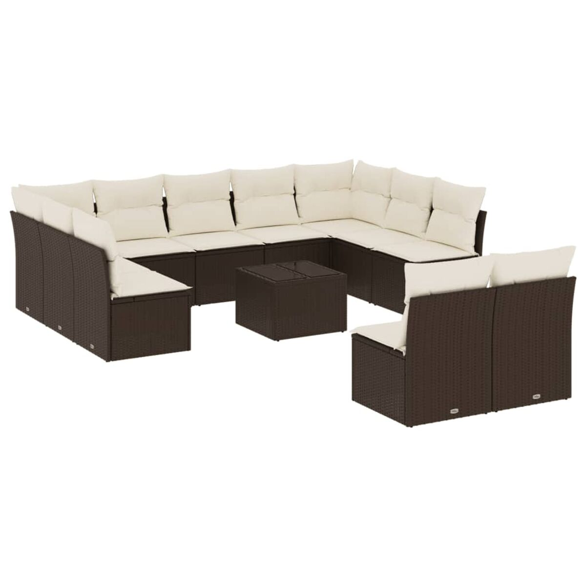Set divano angolare in vimini marrone scuro con cuscini color crema e tavolino su sfondo bianco.