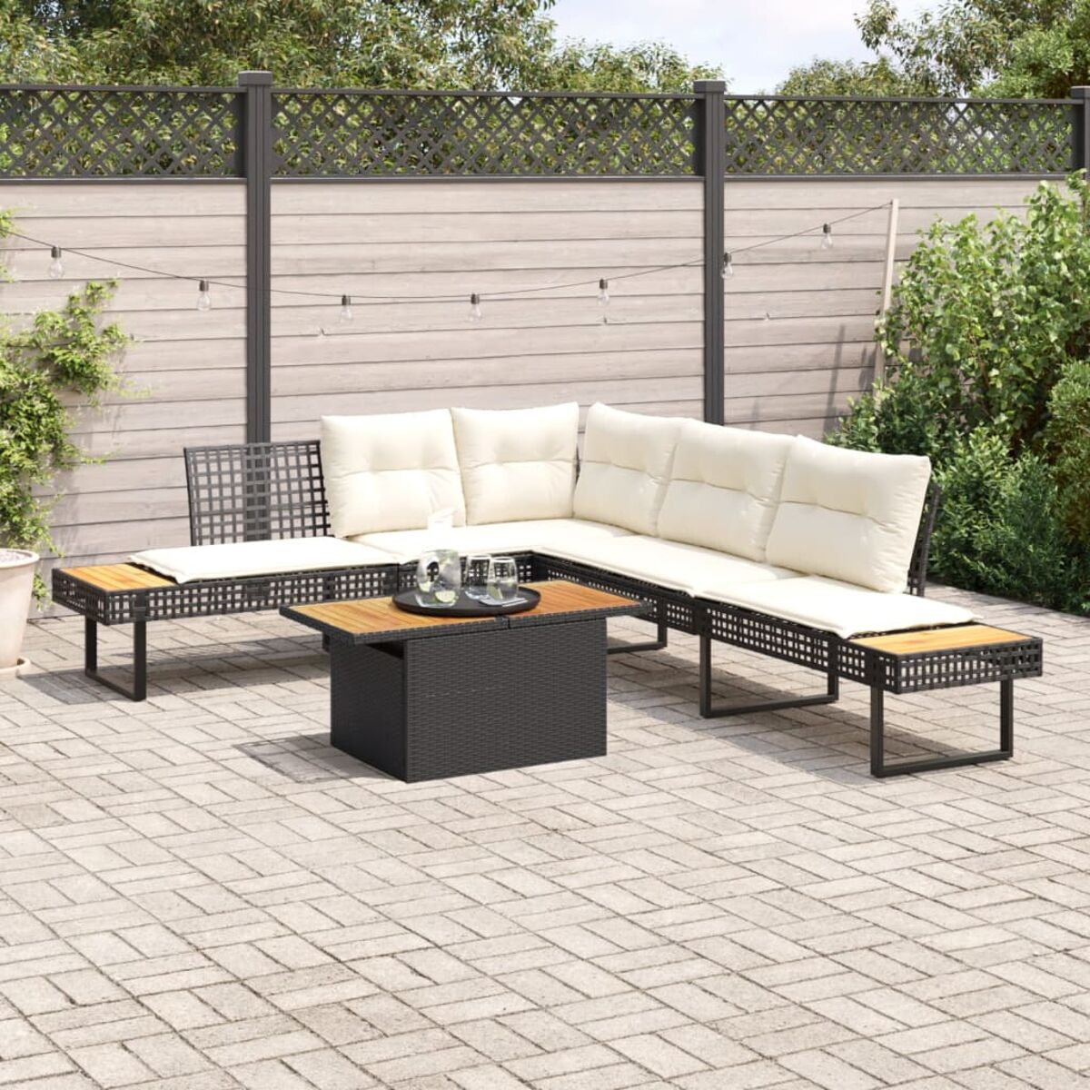 Set di mobili da esterno in rattan. Cuscini beige, telaio nero, tavolo in legno, patio.