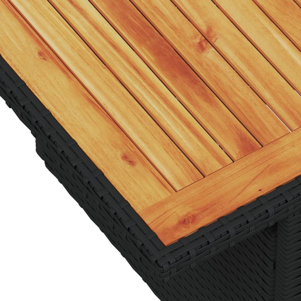 Primo piano di un piano del tavolo in legno con cornice in rattan nero.