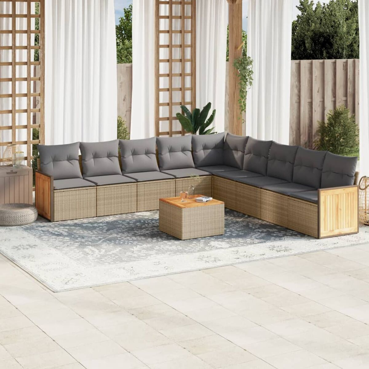 Outdoor-Ecksofa mit grauen Kissen und einem Couchtisch aus Holz.
