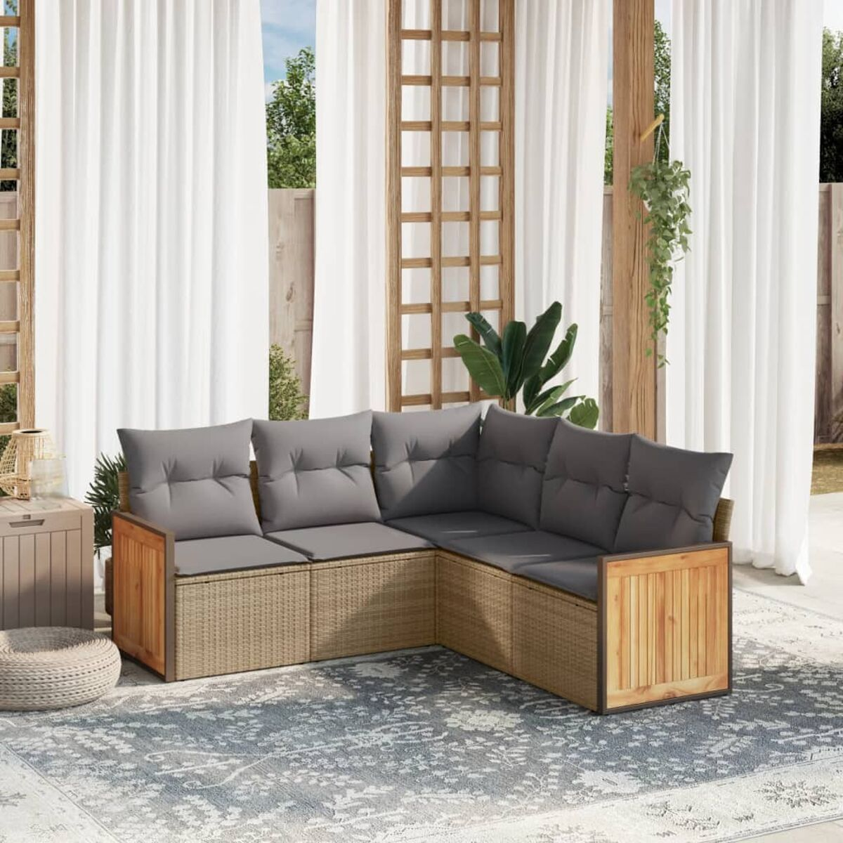 Outdoor-Ecksofa mit grauen Kissen, Holzrahmen und einem Teppich.