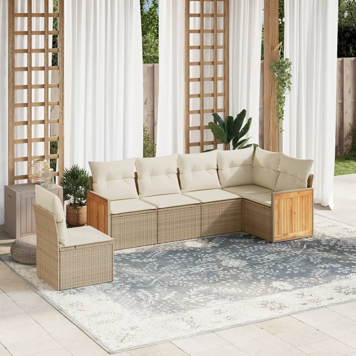Beiges Ecksofa mit cremefarbenen Kissen auf einem gemusterten Teppich. Holzrahmen und weiße Vorhänge.