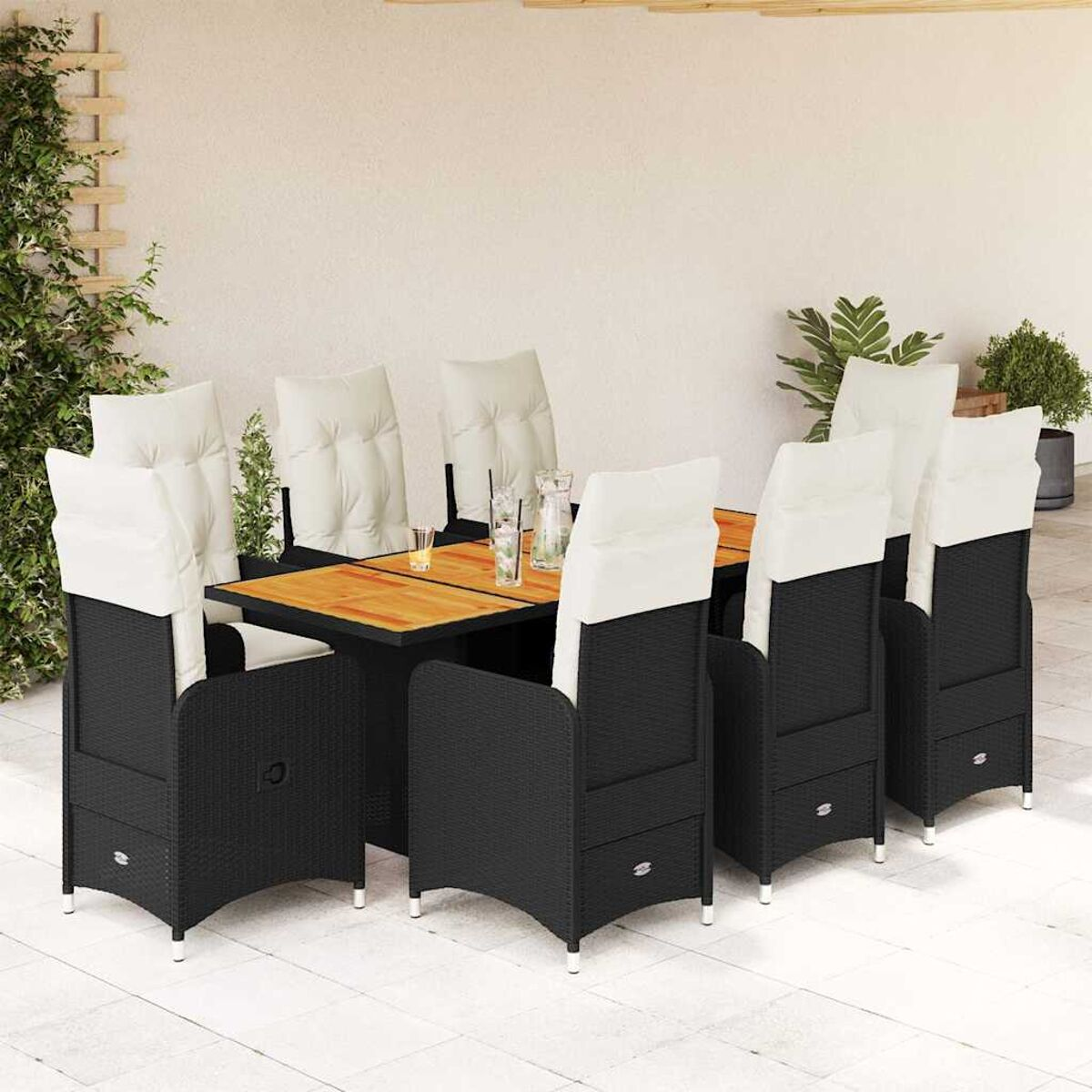 Set da pranzo all'aperto con sedie nere, cuscini bianchi e tavolo in legno.