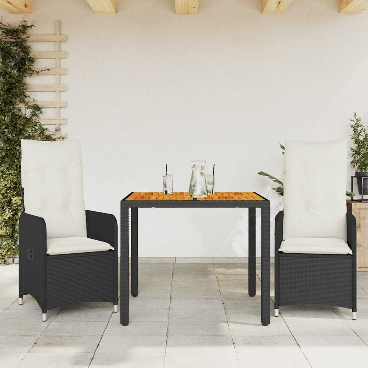 Zwei schwarze Stühle mit weißen Kissen stehen einem Tisch mit Glasplatte und orangefarbenem Mosaikdesign gegenüber.