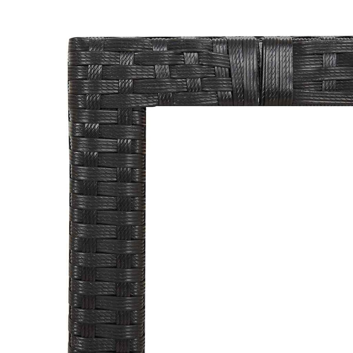 Primo piano di un angolo di mobili in vimini neri, che mostra la trama intrecciata.