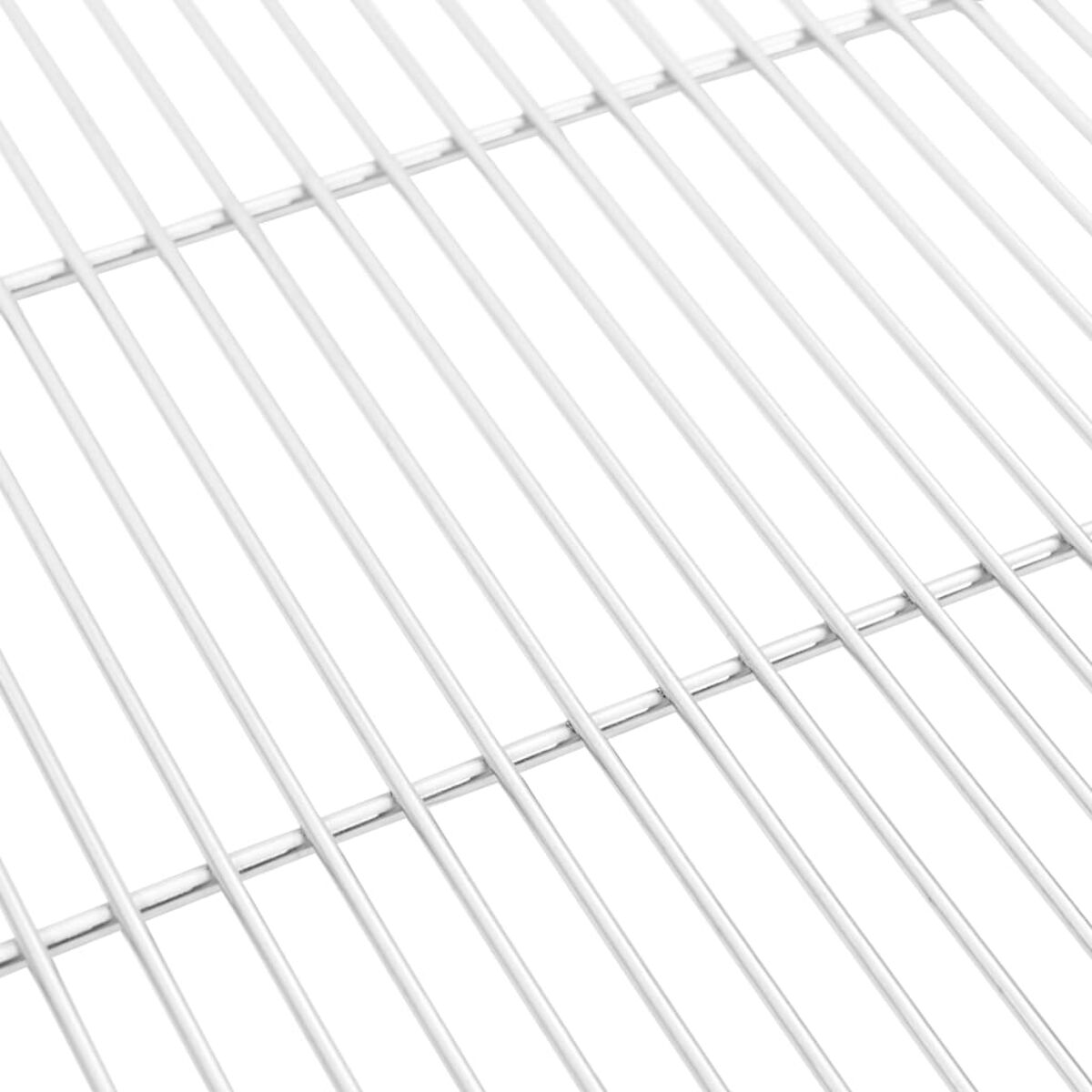 Nahaufnahme eines weißen Metallgrills. Der Grill hat parallele Linien. Der Hintergrund ist weiß.