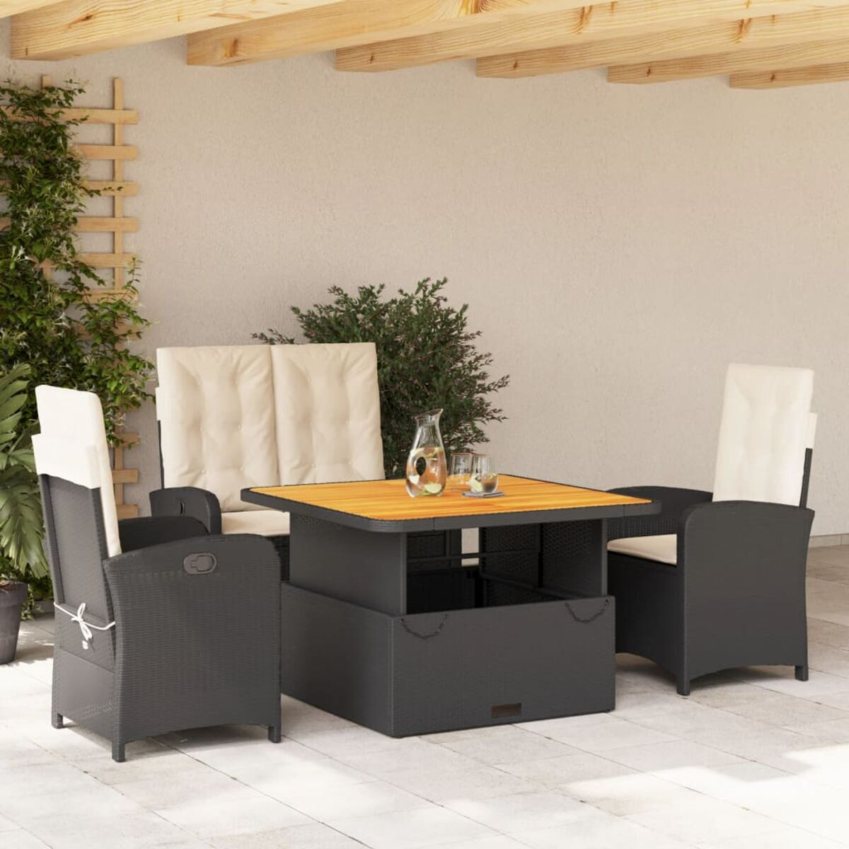 Outdoor-Wicker-Set: Tisch mit Holzplatte, zwei Stühle und eine Bank mit Kissen. Auf einer Terrasse.