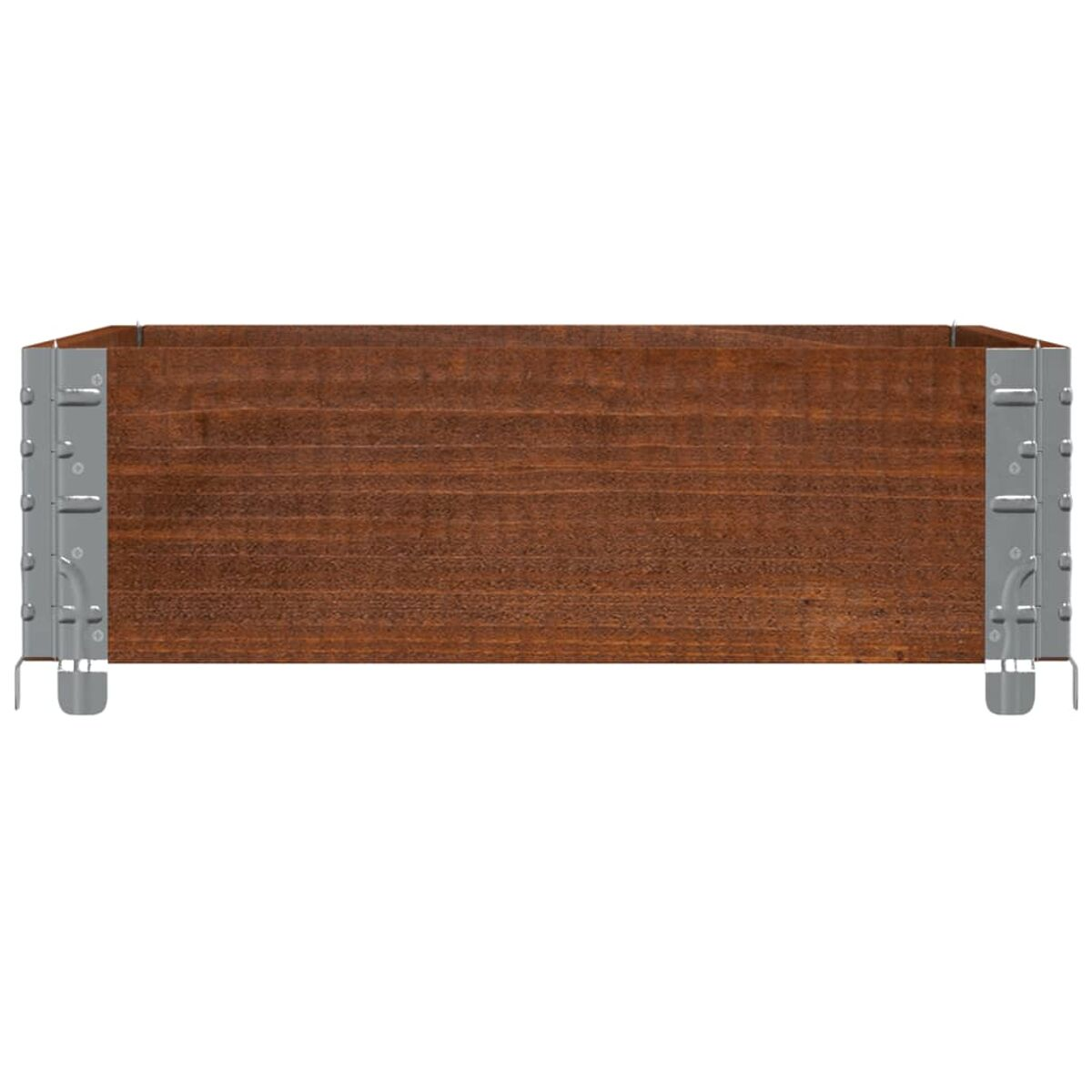 Una scatola di legno con staffe metalliche. Il legno è marrone.