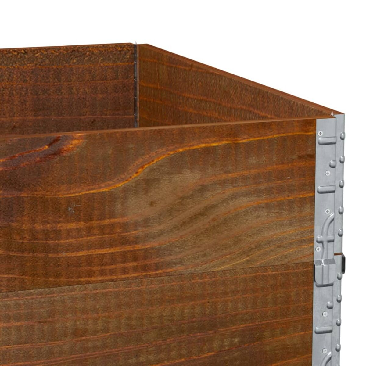 Una scatola di legno con rinforzo metallico agli angoli. È fatta di legno.