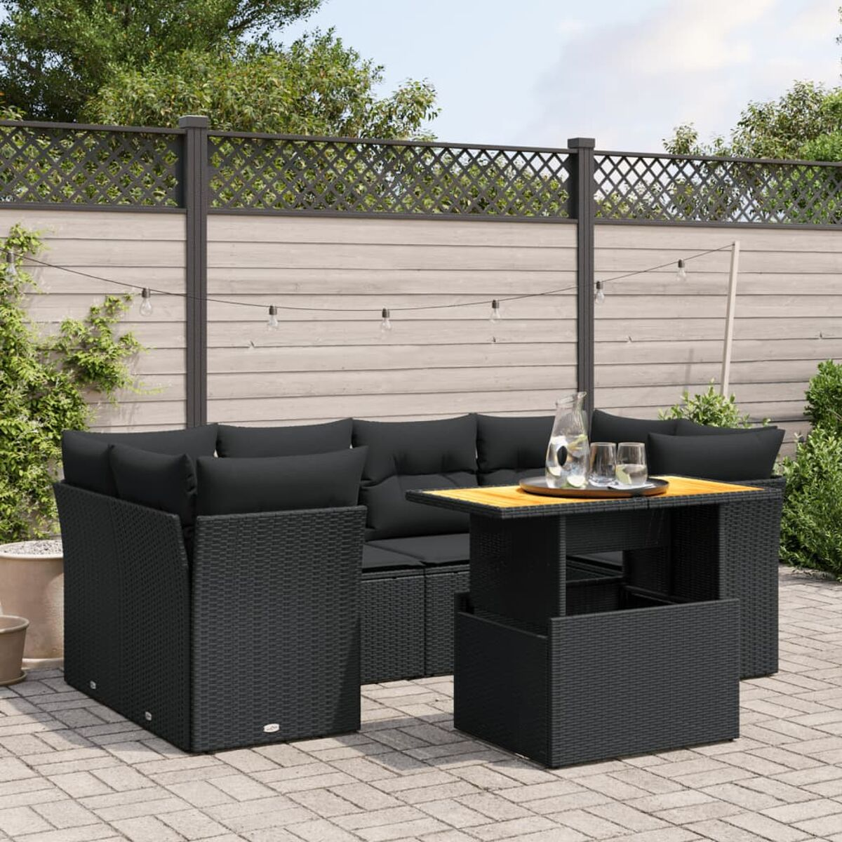 Schwarzes Outdoor-Ecksofa-Set mit Tisch, Wasser und Gläsern.