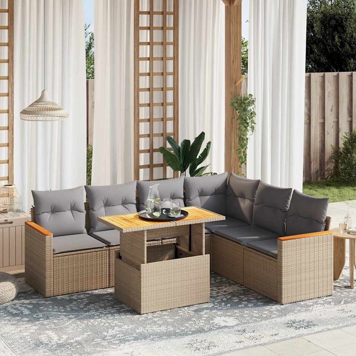 Wicker-Sofa-Set im Freien mit Tisch mit Holzplatte und grauen Kissen. Auf einem Teppich.