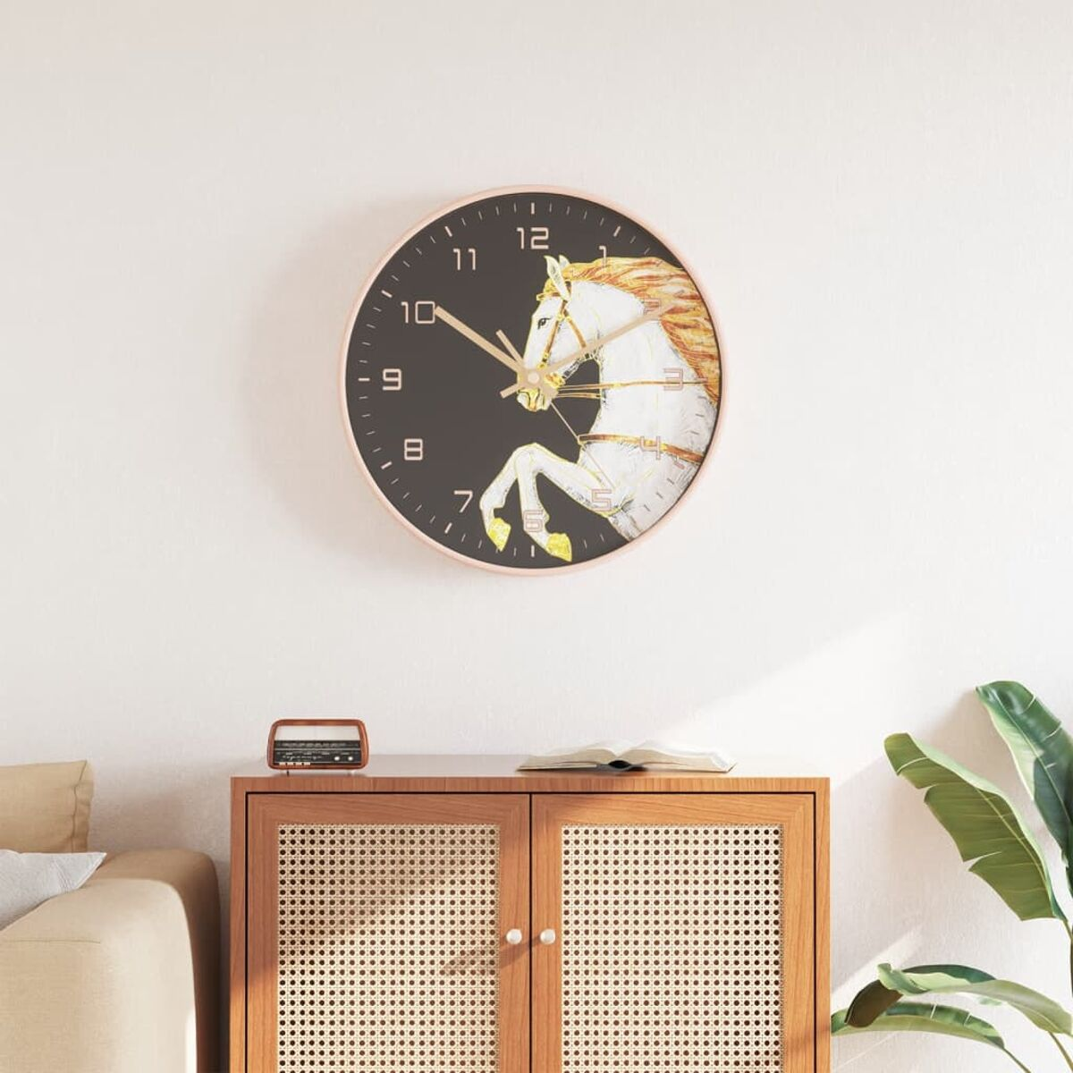 Uhr mit Pferdeillustration, goldfarbenem Rand und Ziffern, über Holzschrank.