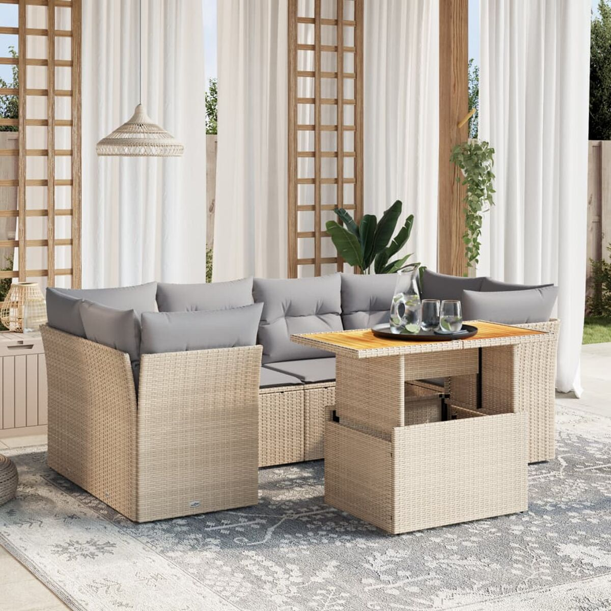 Beiges Outdoor-Ecksofa aus Korbgeflecht mit grauen Kissen und einem Tisch mit Hubplatte auf einem Teppich.