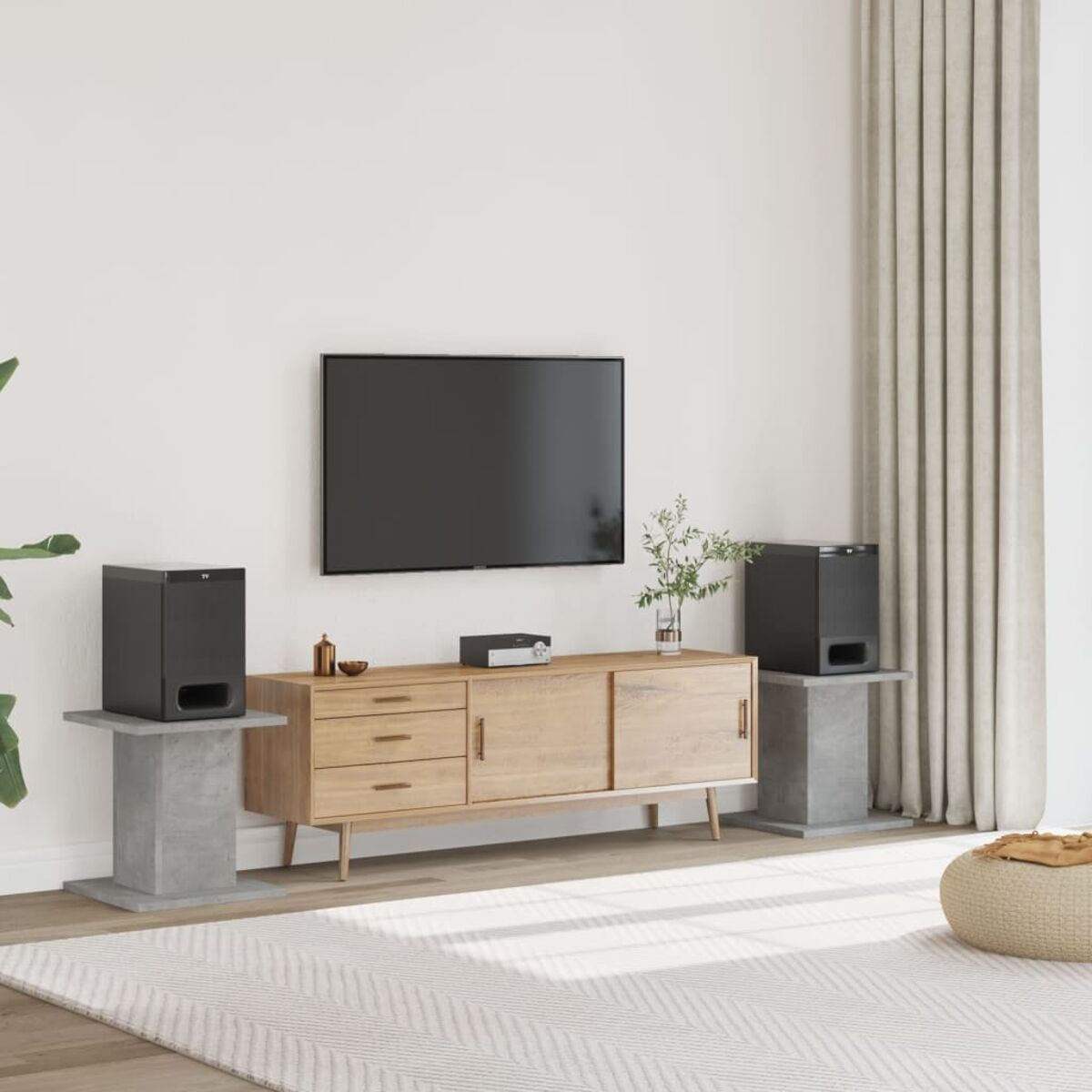 Wohnzimmer mit Holzschrank, Fernseher, Lautsprechern und einem Teppich. Modernes Design, hell und luftig.