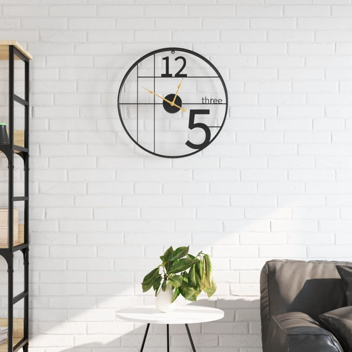 Schwarze und goldene runde Wanduhr mit den Zahlen 12, 3 und 5, auf weißer Backsteinmauer.