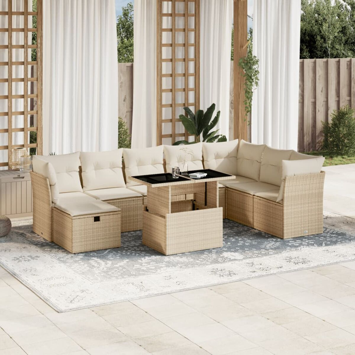 Geflochtenes Ecksofa mit beigen Kissen, einem Mitteltisch und einem gemusterten Teppich, im Freien.