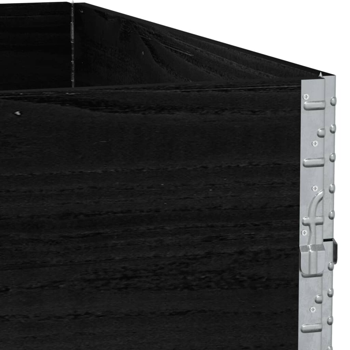 Schwarze Holzkiste mit Metallkanten, Teil einer Struktur.