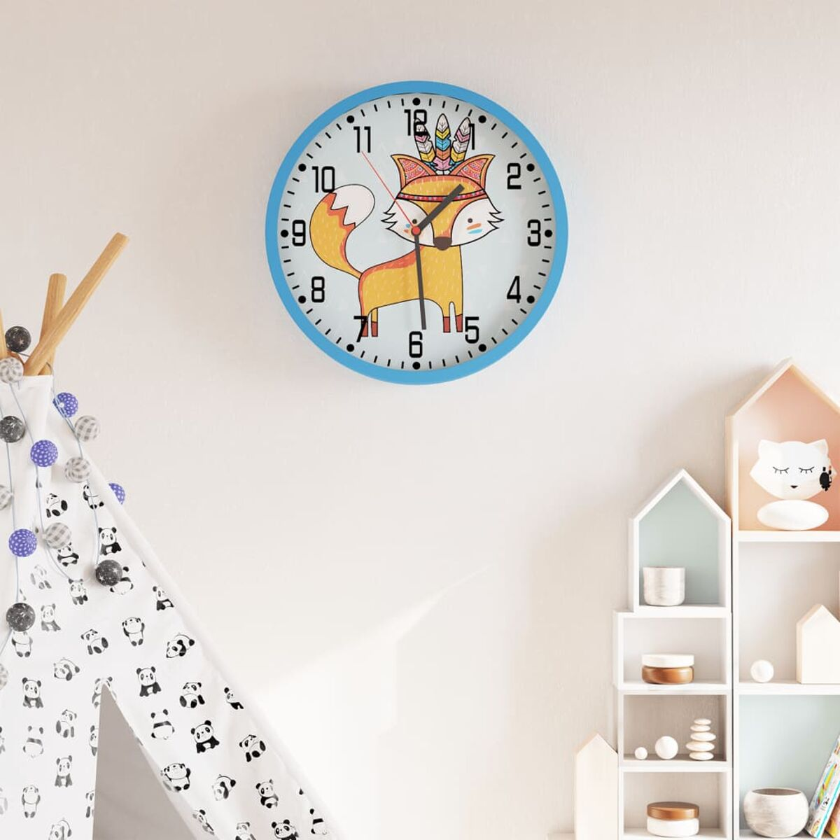 Blau umrandete Uhr mit einem Cartoon-Fuchs. Die Uhr hängt an einer weißen Wand. Spielzeugdekorationen.