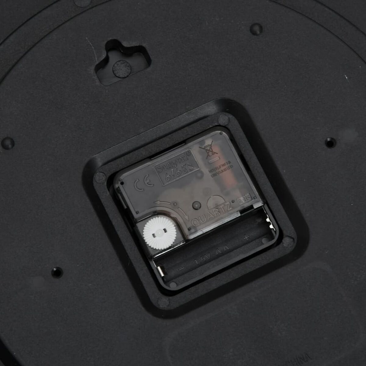 Uhrwerk mit Batterien, schwarzer Rahmen und Quartz-Etikett.