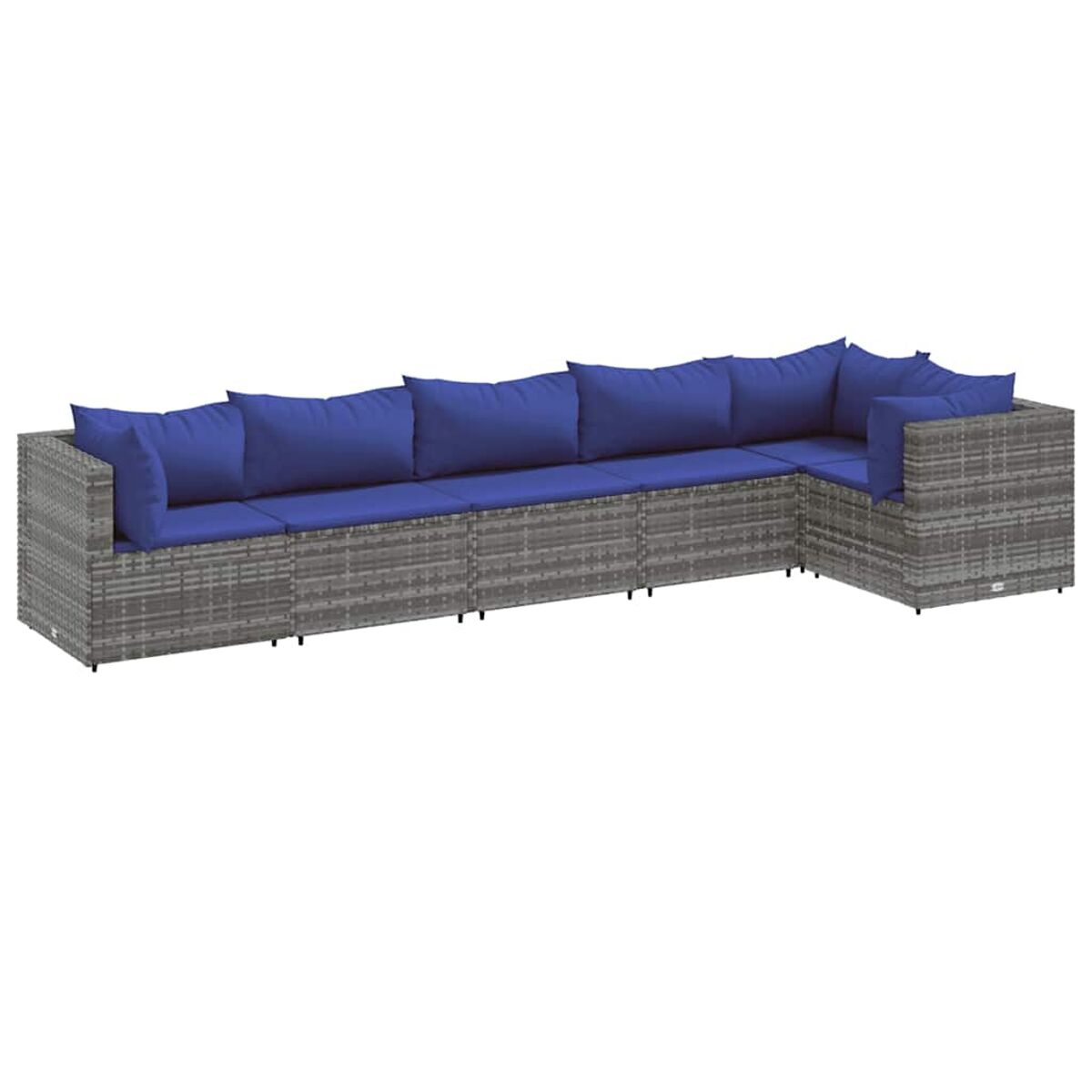 Divano angolare in vimini grigio con cuscini blu. A forma di L. Sfondo bianco.