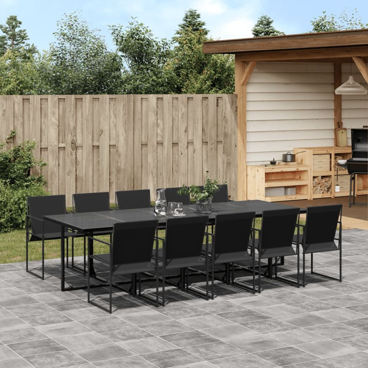 Outdoor-Essgruppe mit schwarzen Stühlen. Mit langem Tisch und Stühlen. Auf einer Terrasse.