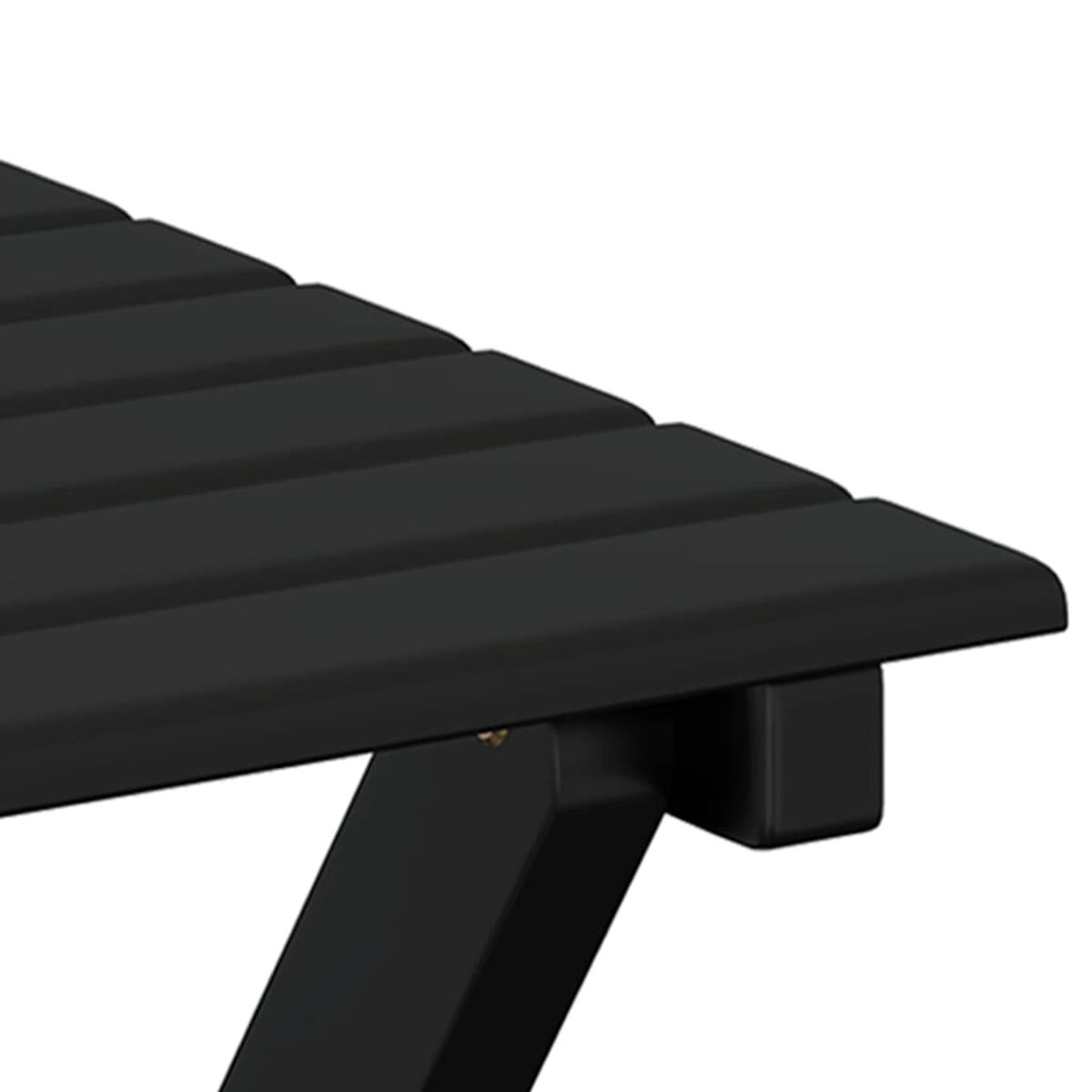 Primo piano di un angolo di tavolo in legno nero, che mostra il bordo e la gamba.