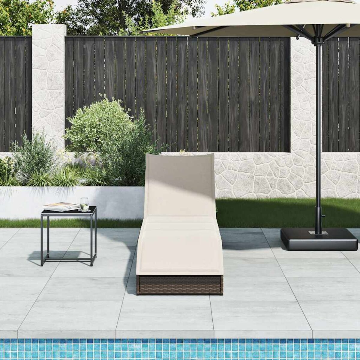 Szene im Freien mit Chaiselongue, Tisch, Sonnenschirm und Pool. Der Hintergrund umfasst einen Zaun und Bäume.