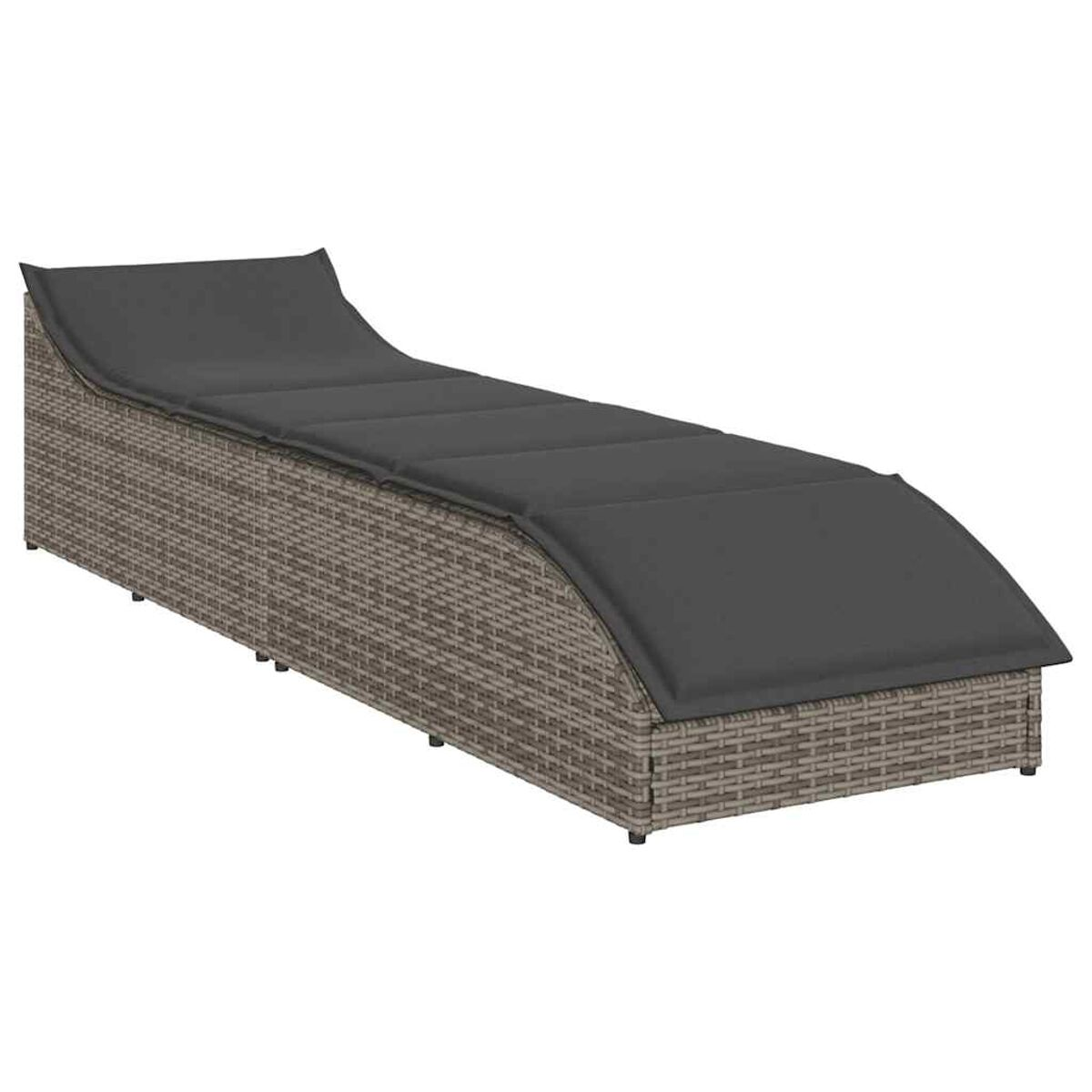 Una chaise longue in vimini grigio con un cuscino grigio scuro. Lo sfondo è bianco.