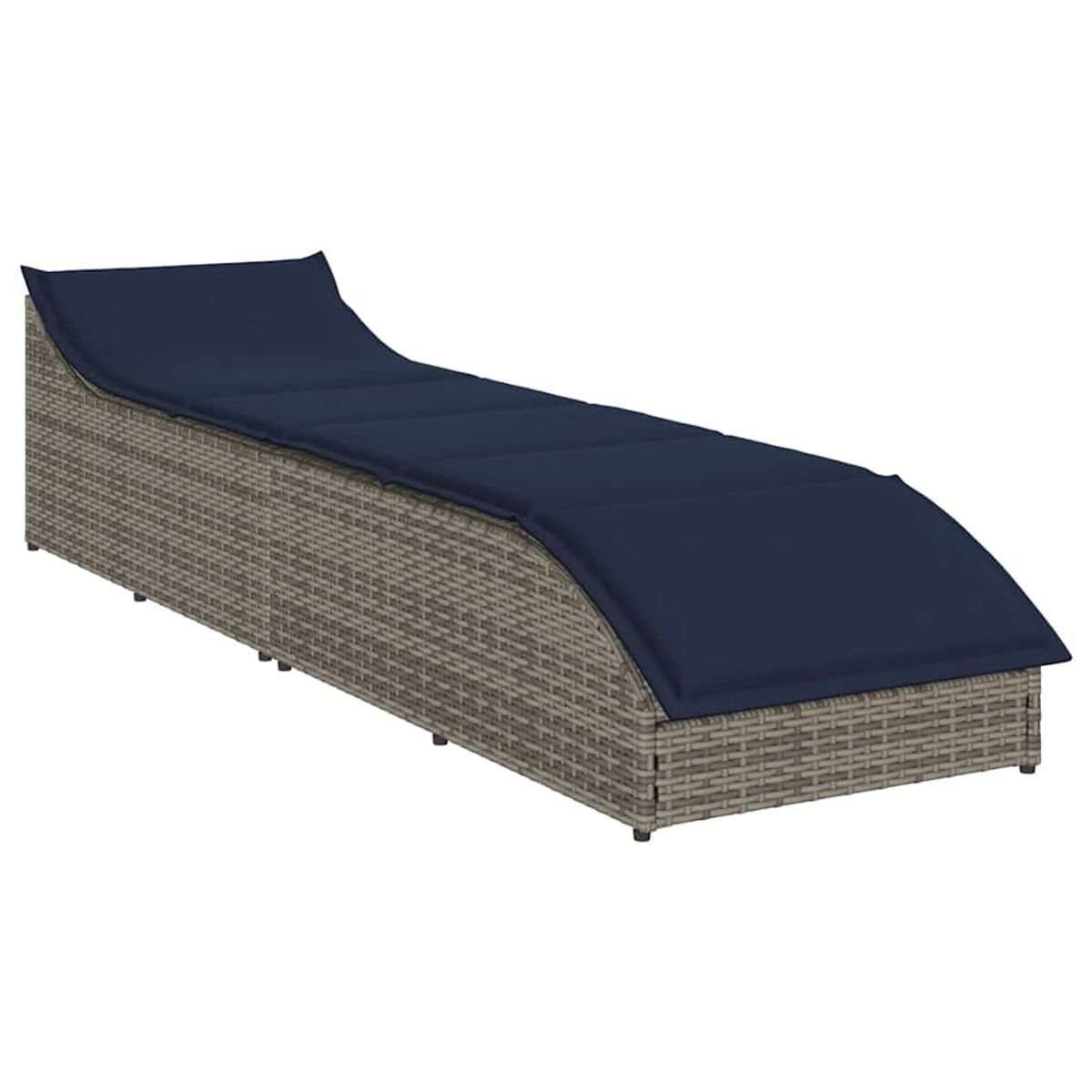 Una chaise longue da esterno in rattan grigio con cuscino blu. La vista è da un'angolazione bassa.