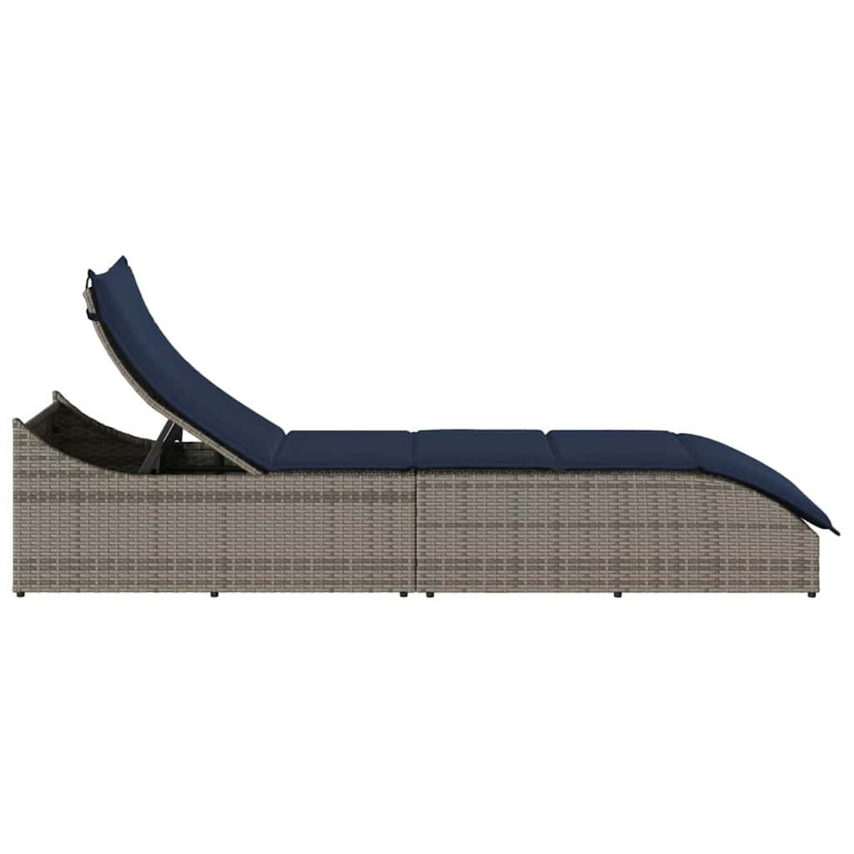 Chaise longue con cuscino blu su base in vimini grigio.