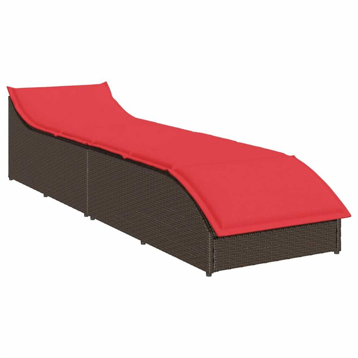 Lettino prendisole in rattan marrone scuro con un cuscino rosso. Si trova su uno sfondo bianco.