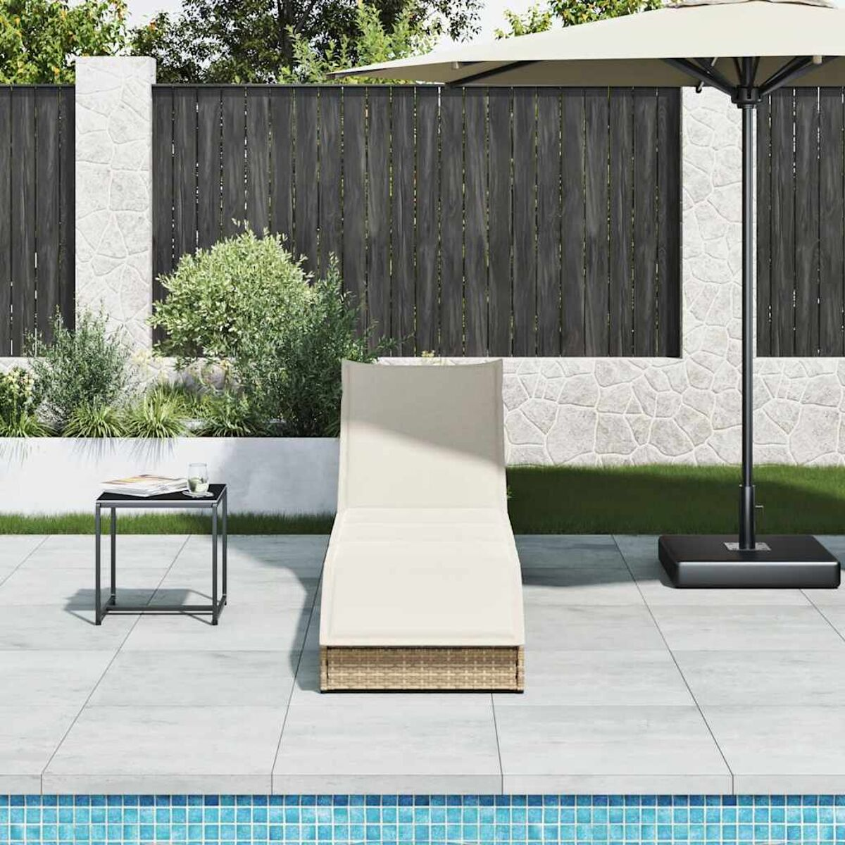 Liegestuhl mit Schirm und Tisch am Pool, dunkler Zaun im Hintergrund.