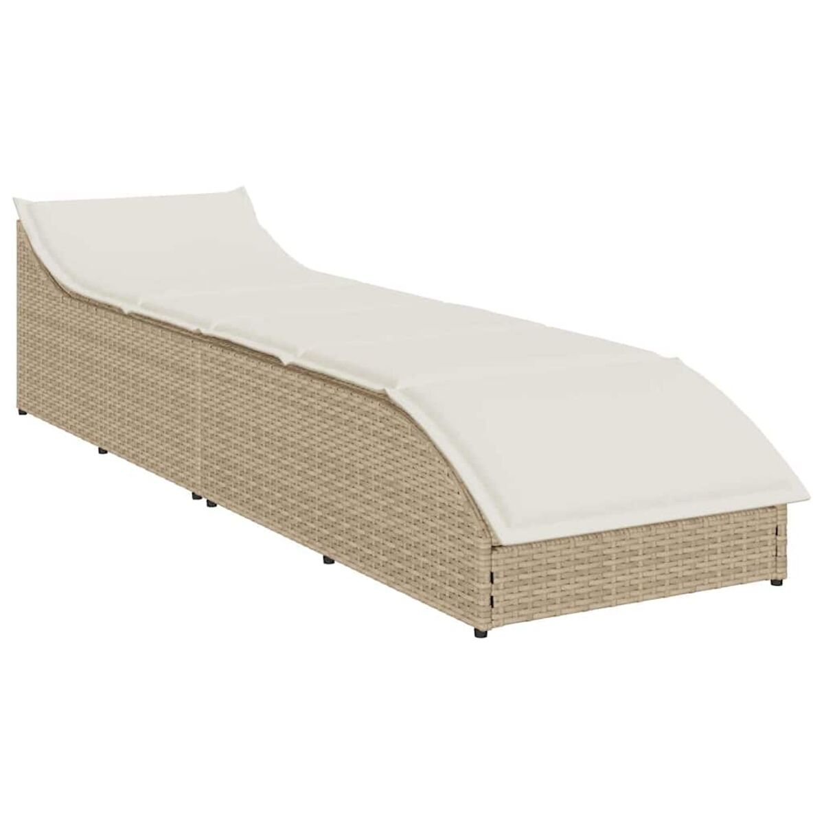 Rattan-Liegestuhl für den Außenbereich mit weißem Kissen auf hellem Holzdeck.