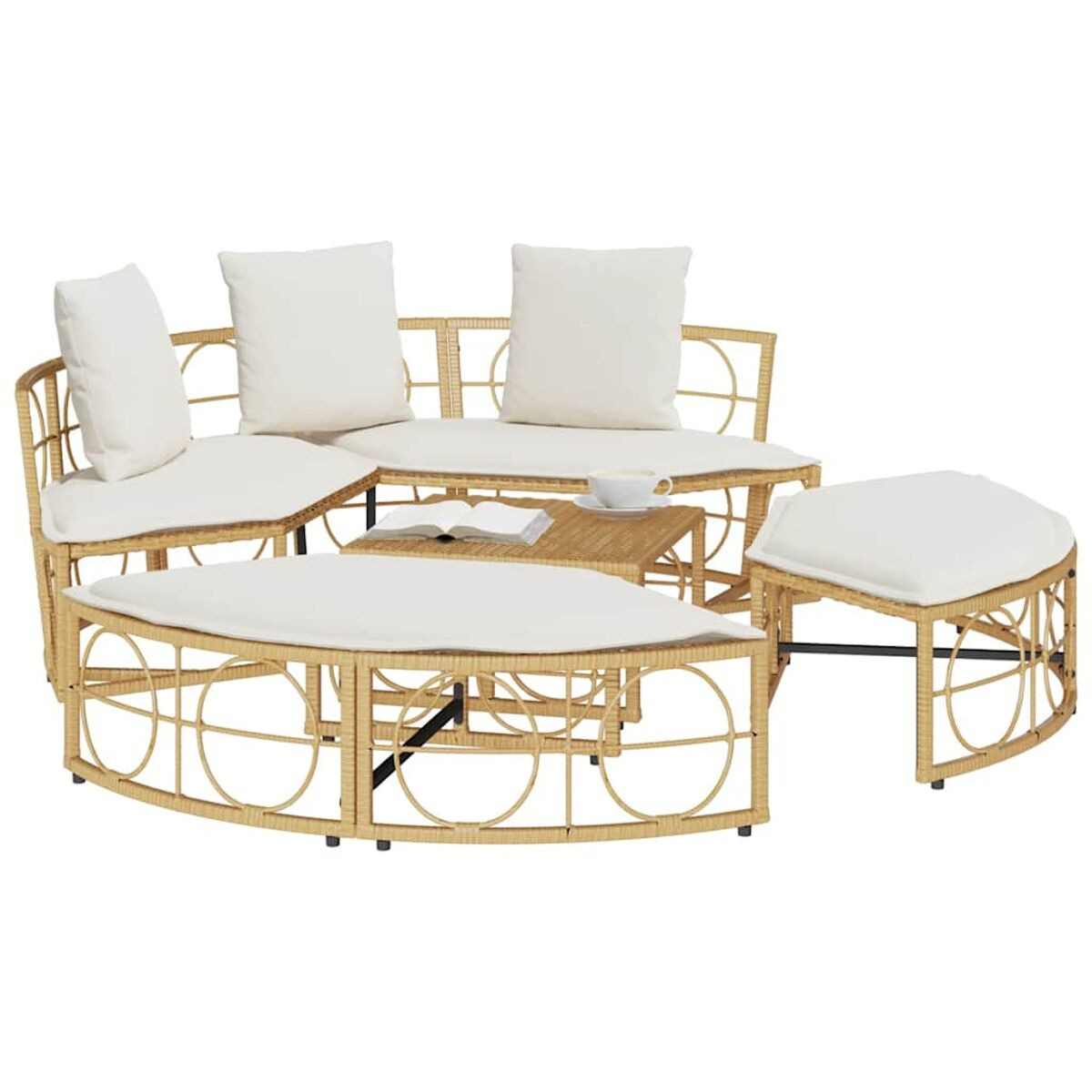Set di sedute esterno in vimini beige con cuscini bianchi, tavolino e pouf.