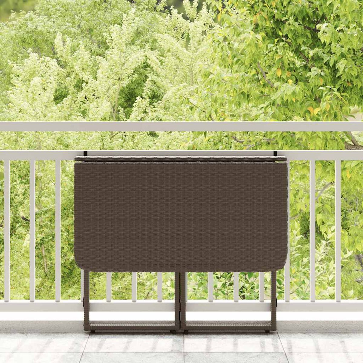 Brauner Klapptisch auf einem Balkon, mit grünen Bäumen im Hintergrund.