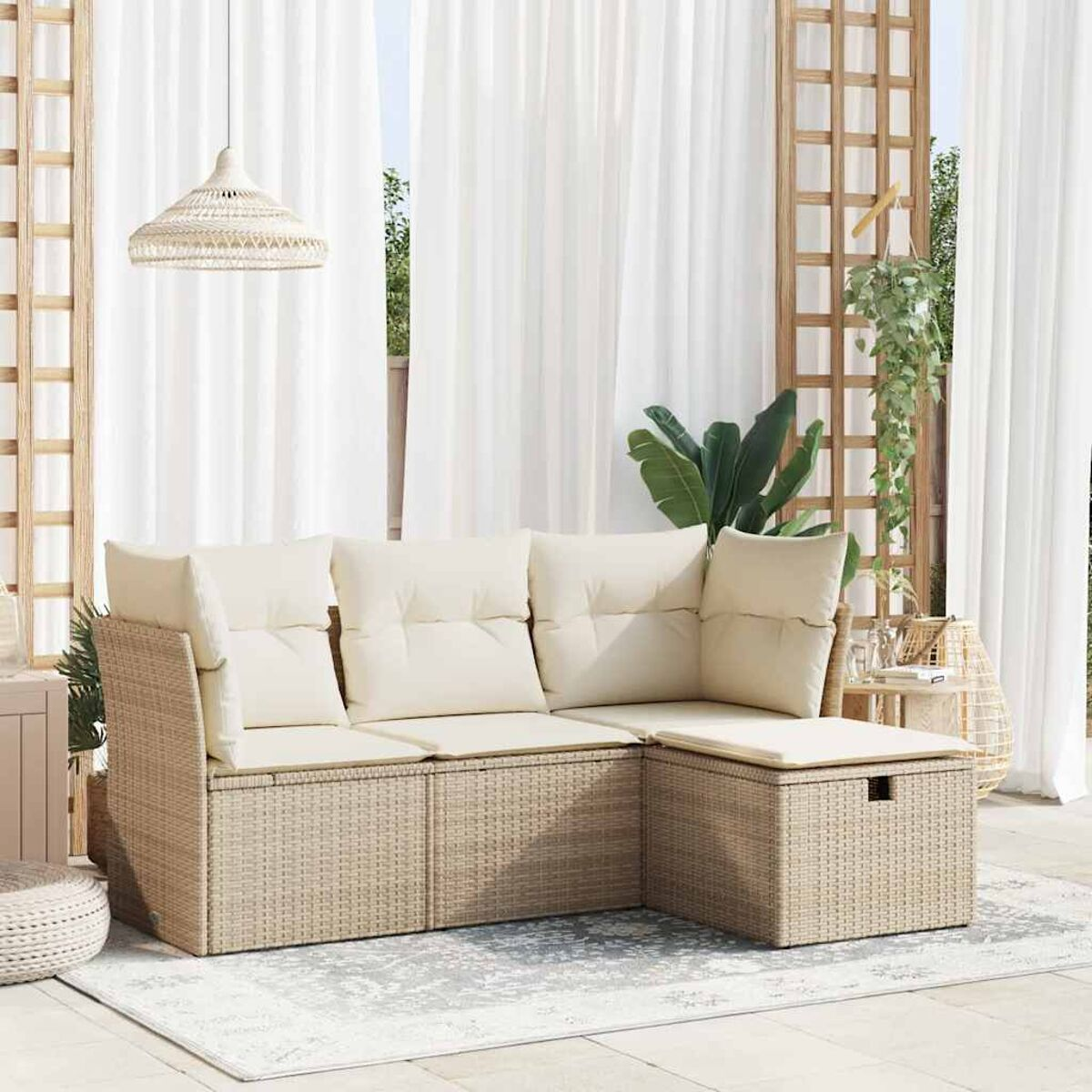 Beiges Korbmöbel-L-Sofa mit cremefarbenen Kissen auf einer Terrasse, mit weißen Vorhängen und Pflanzen.