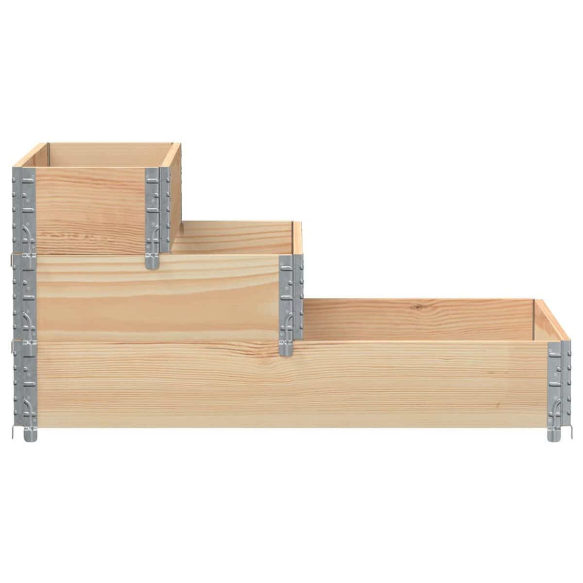 Fioriere a gradini in legno, che mostrano tre livelli di scatole di legno con rinforzo metallico.