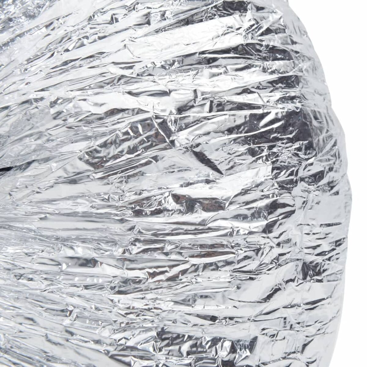 Glänzende, zerknitterte Silberfolie. Die Folie ist zerknittert und reflektiert Licht.