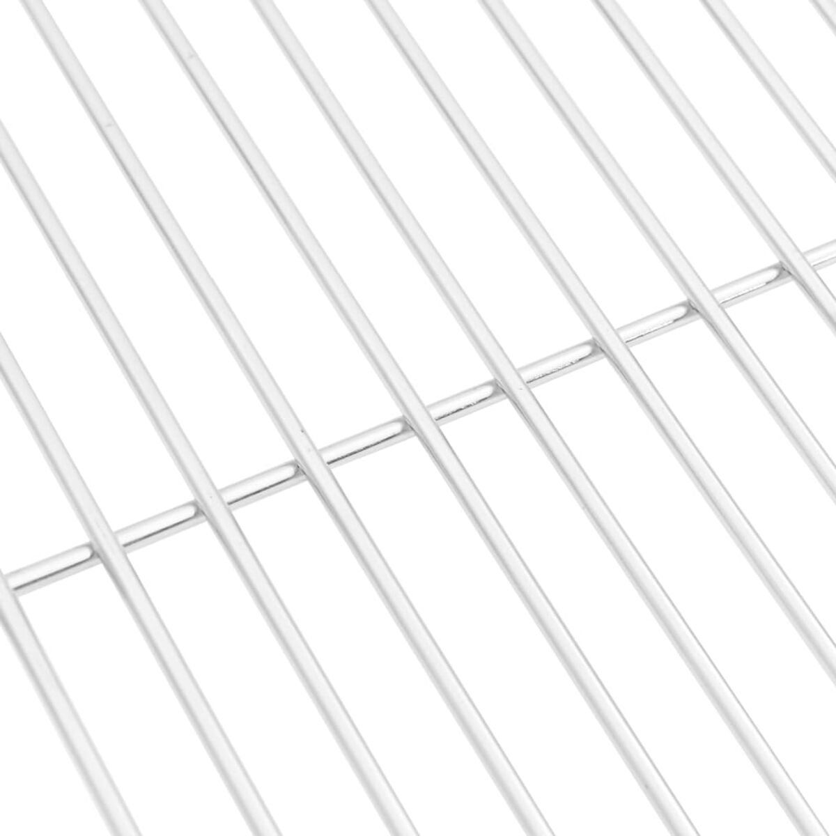 Nahaufnahme eines Metallgrills mit parallelen, horizontalen Linien.