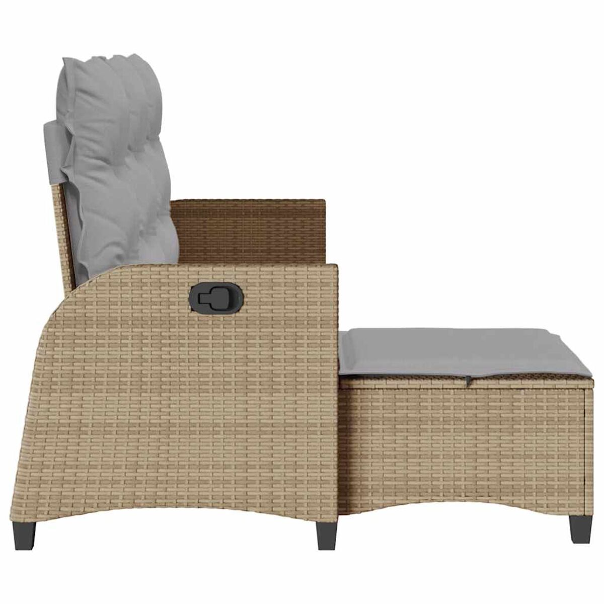 Poltrona in rattan con cuscino grigio, vista laterale, con poggiapiedi.