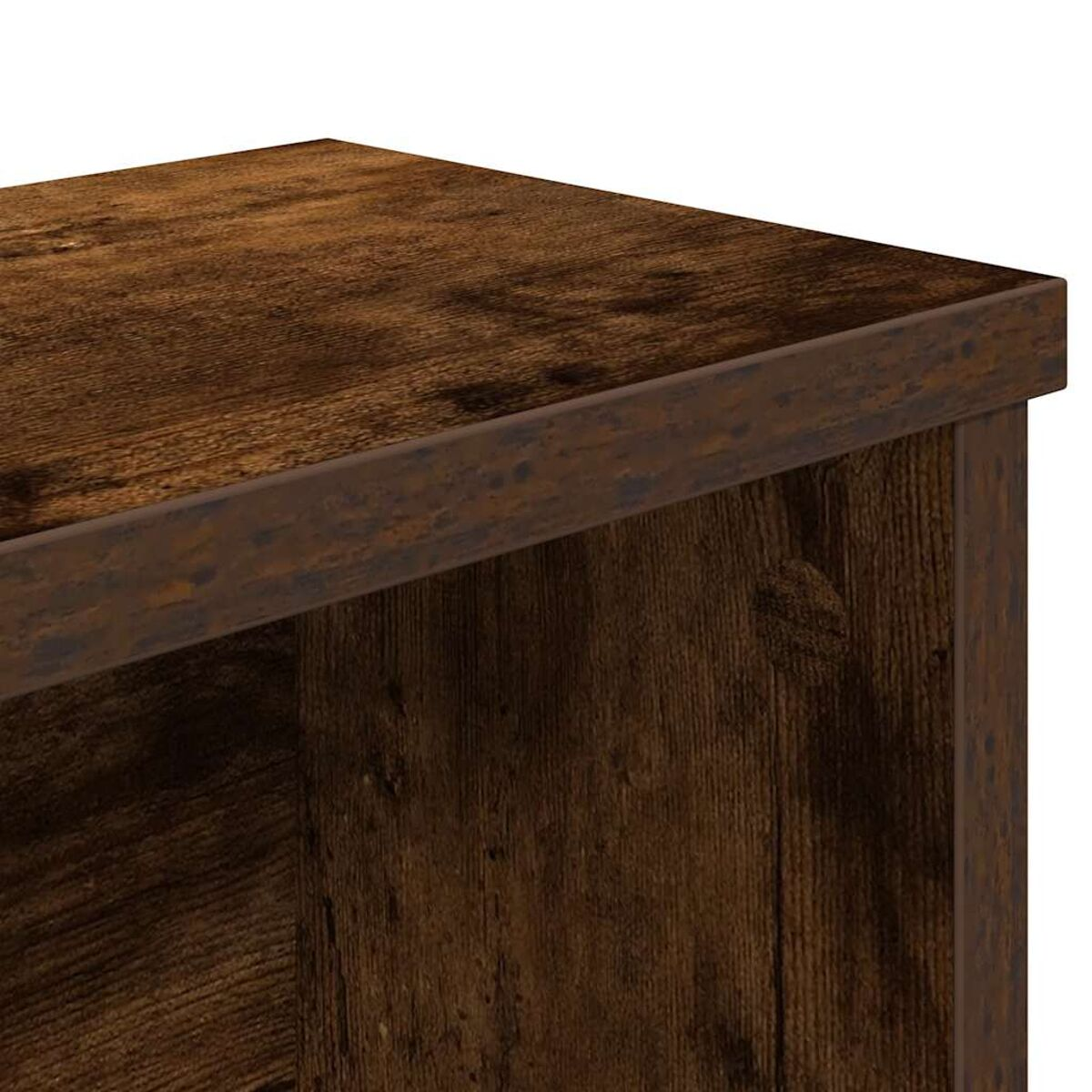 Nahaufnahme einer dunkelbraunen Holzkastenecke mit Metallkante.
