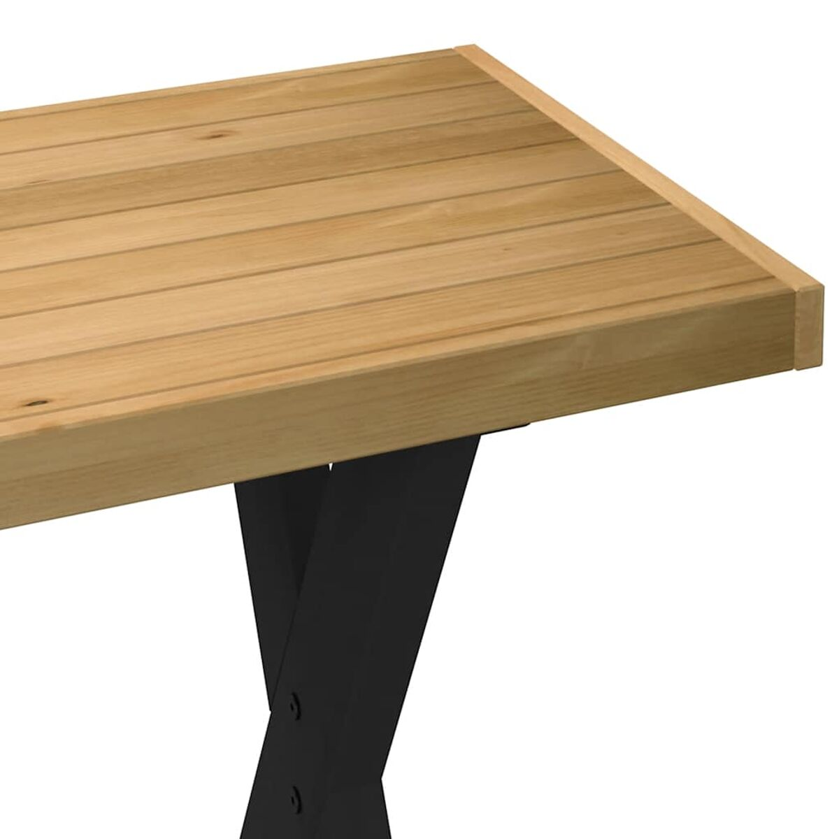Nahaufnahme einer hellen Holzplatte mit einem schwarzen metallenen X-förmigen Bein.
