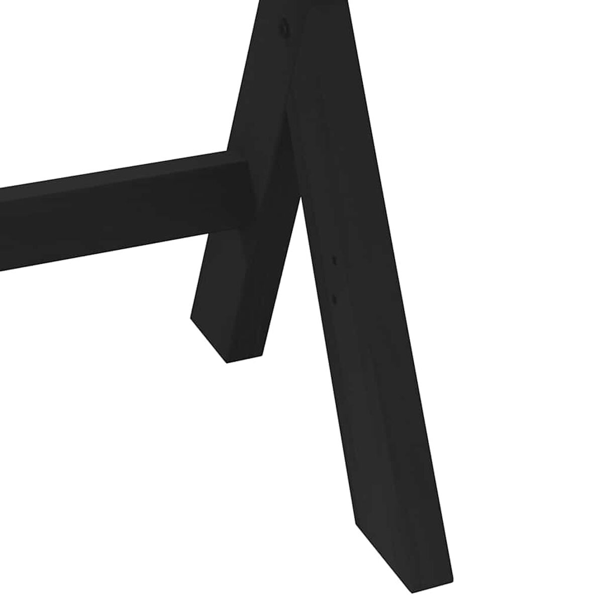Nahaufnahme von schwarzen Holztischbeinen. Die Beine sind abgewinkelt und das Holz hat ein einfaches Design.