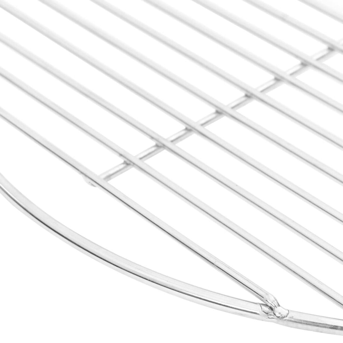 Nahaufnahme eines Metallgrills. Der Grill besteht aus dünnen, gebogenen silbernen Stäben.