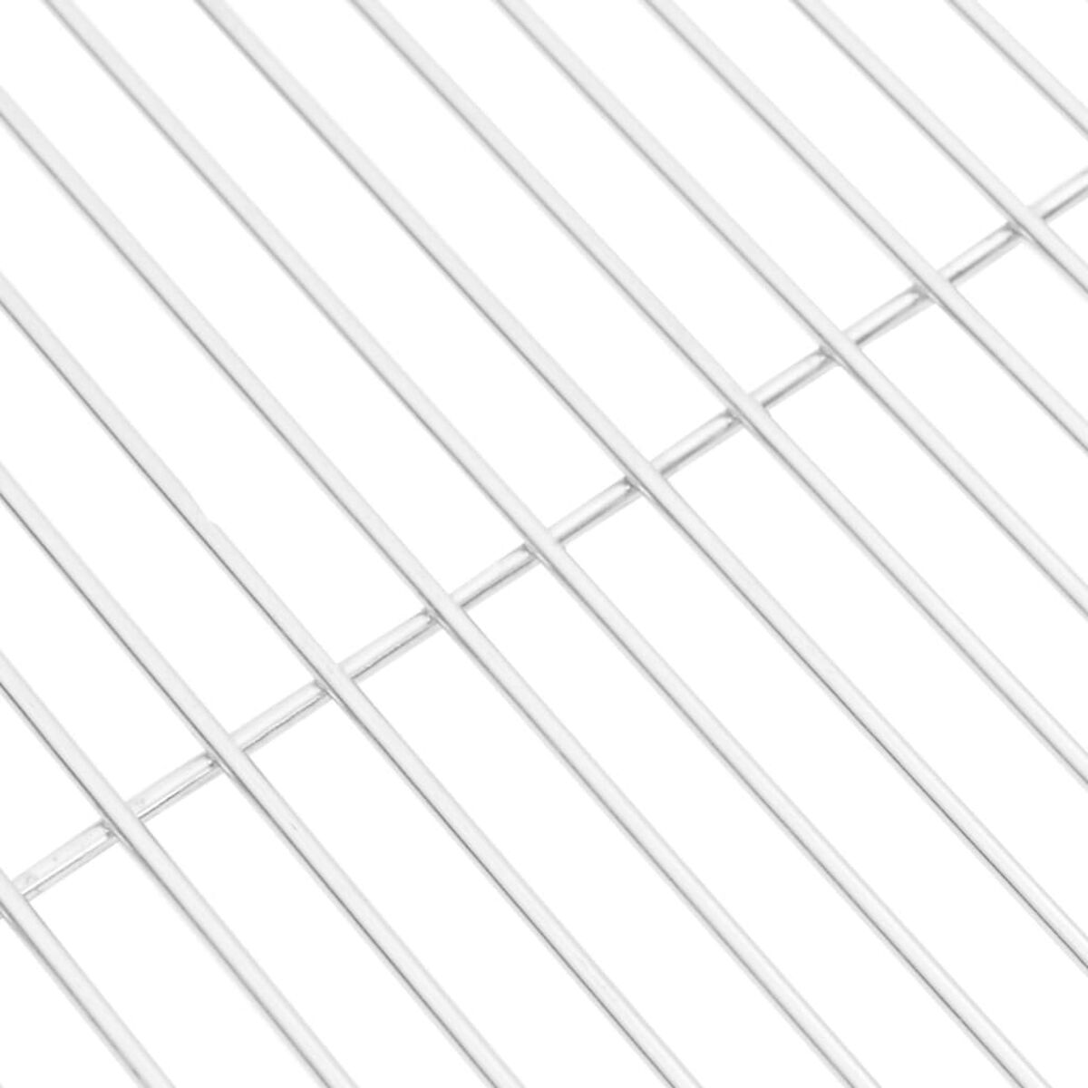 Metallgitter, Nahaufnahme, dünne parallele Linien, weißer Hintergrund.